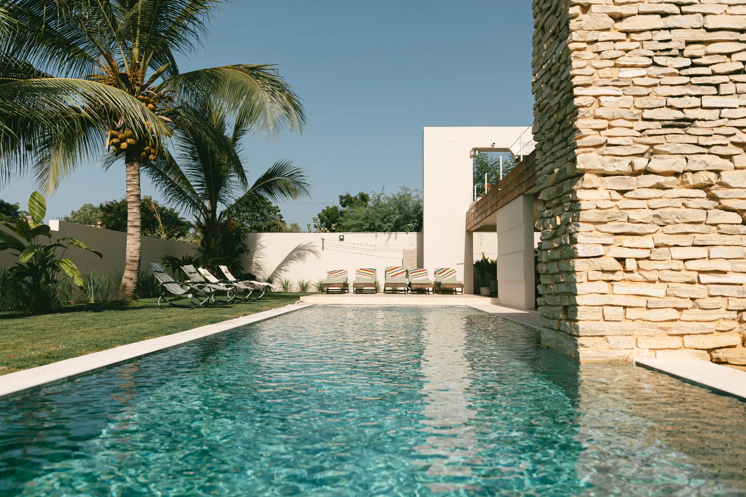 Piscine privée bordée de palmiers