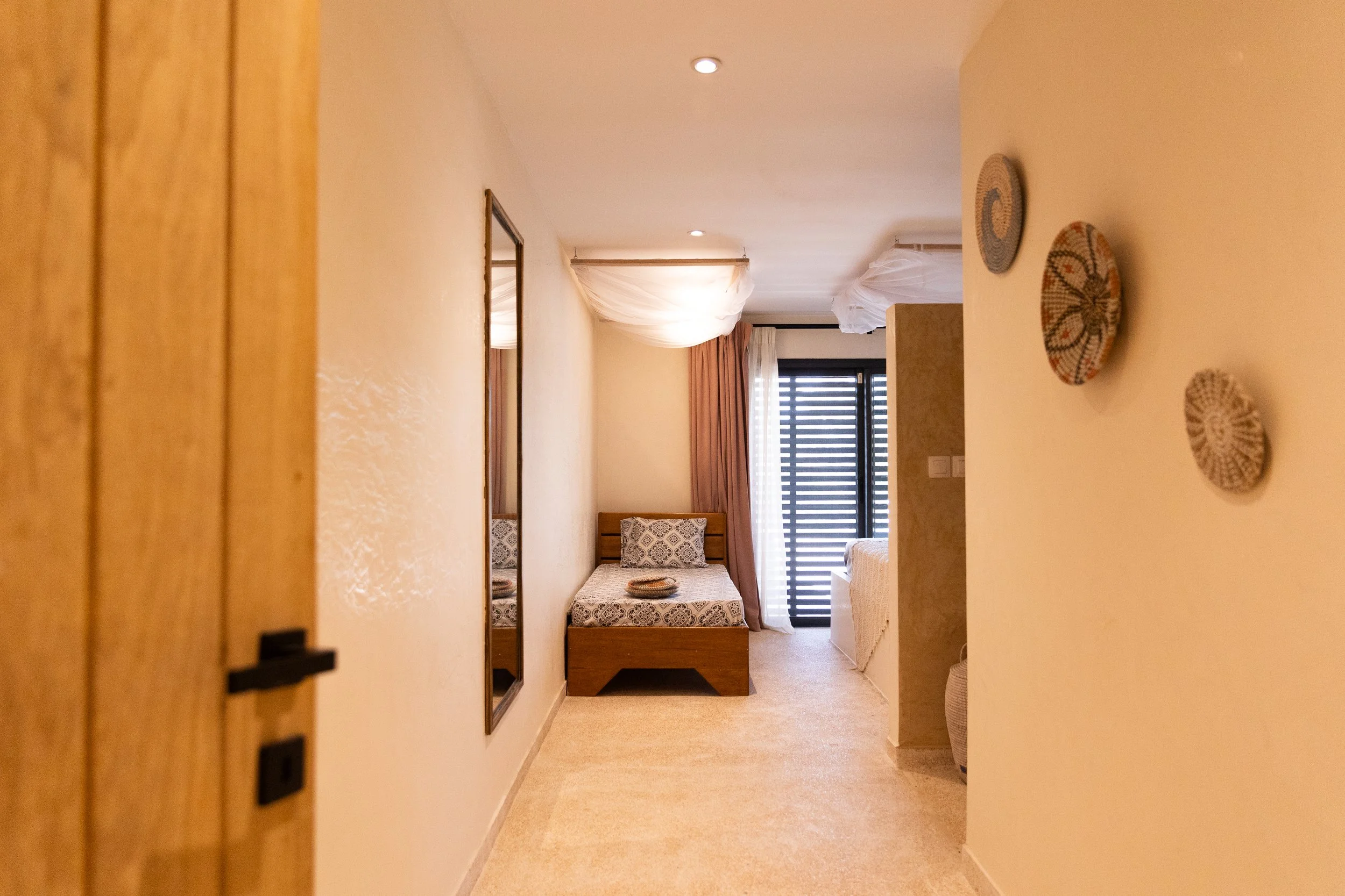Suite avec lit double, miroir et tenture africaine